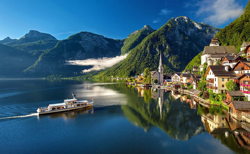 Boat on the Hallstatt shore 