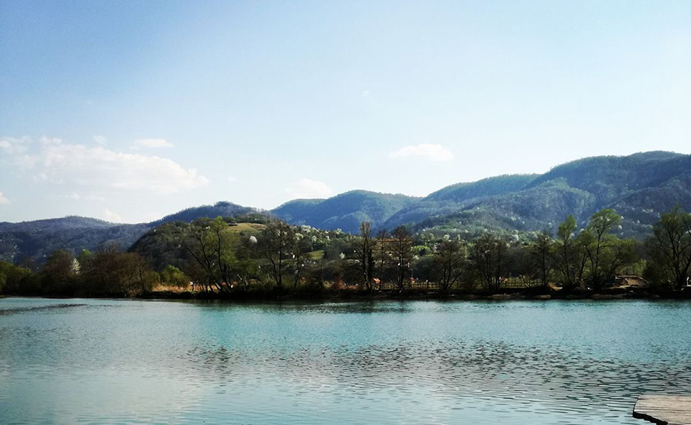 Pogled na jezero iz apartmana Drinski San