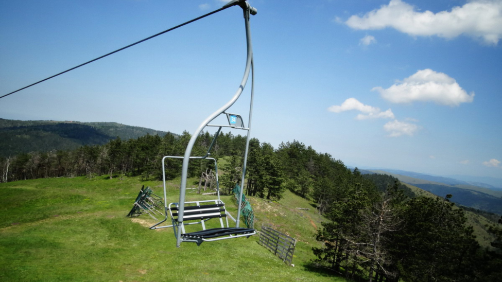 Žičara se izdiže nad četinarskim šumama Divčibara