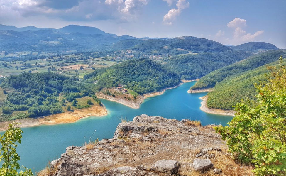 Tirkizne vode veštačkog jezera Rovni okružene zelenilom