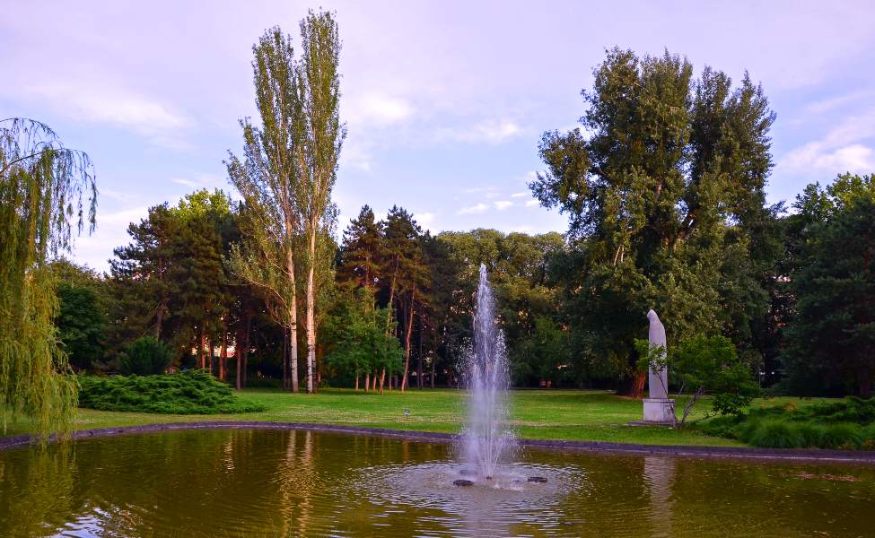 Vodoskok u zelenilu Dunavskog parka