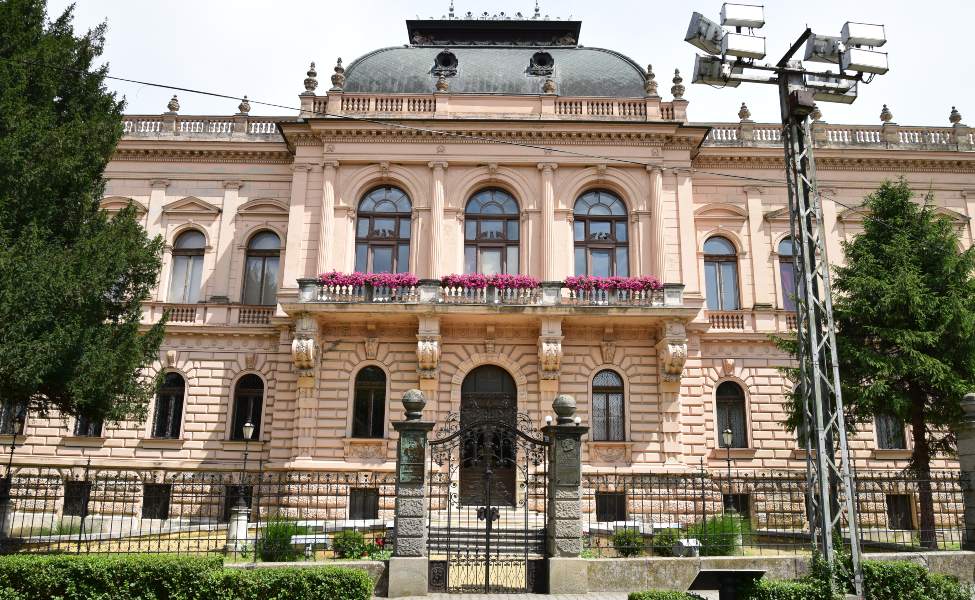 Frontalna fasada Patrijaršijskog dvora u Sremskim Karlovcima