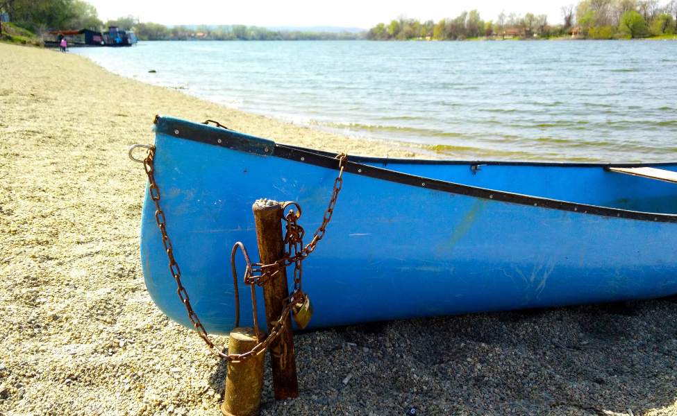 Plavi čamac u pesku na obali Srebrnog jezera