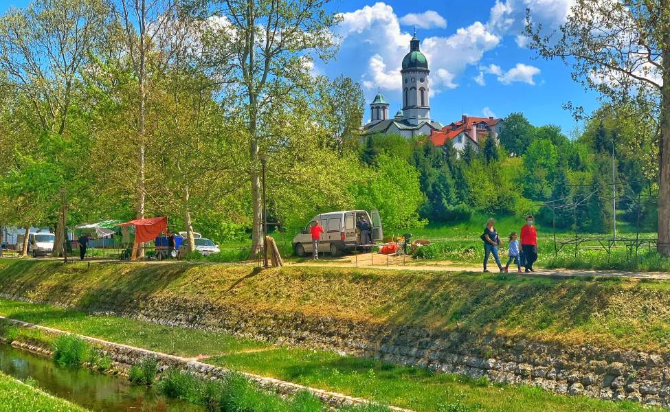 Pogled na kanal i toranj crkve u Loznici