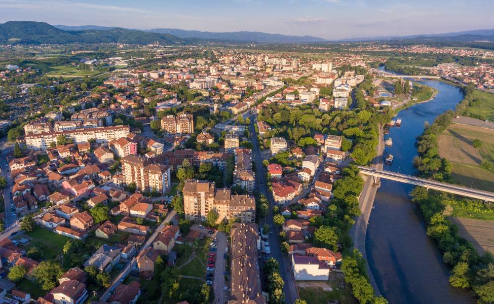 Pogled na Ibar i krovove Kraljeva