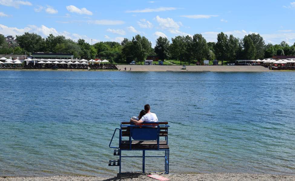 Par na klupi posmatra Savu sa Ade Ciganlije