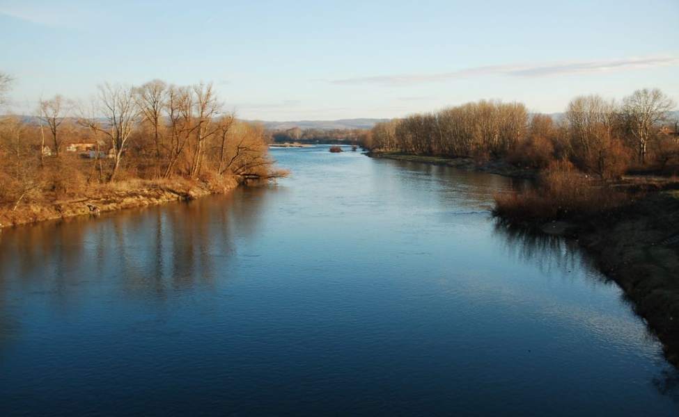 Široki tok Velike Morave kod mesta Varvarin