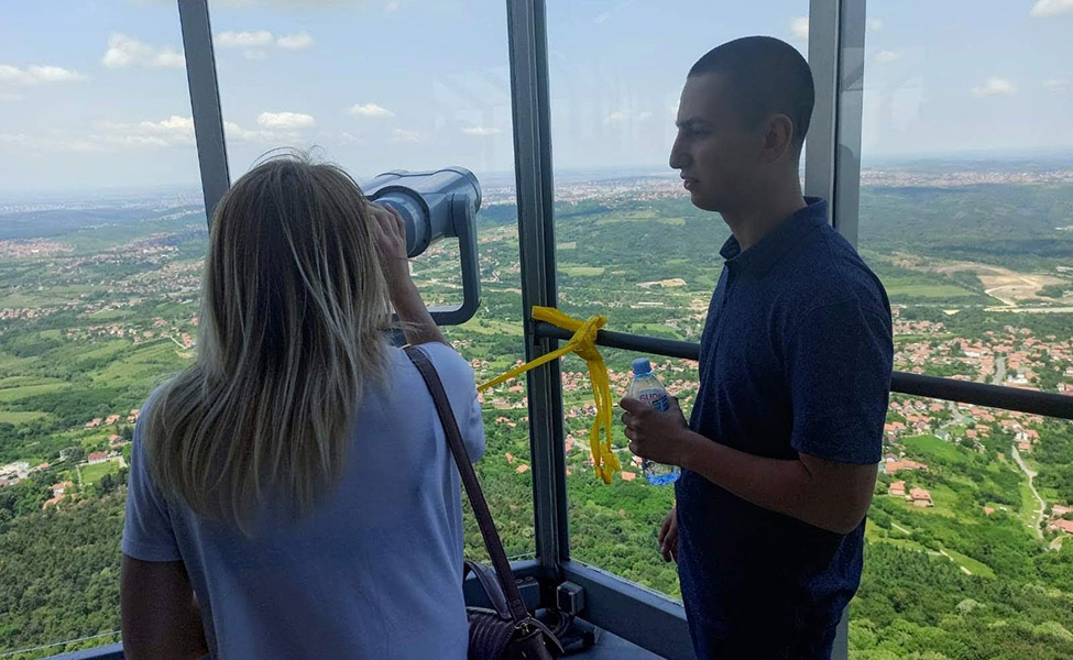 Pogled sa tornja na Avali