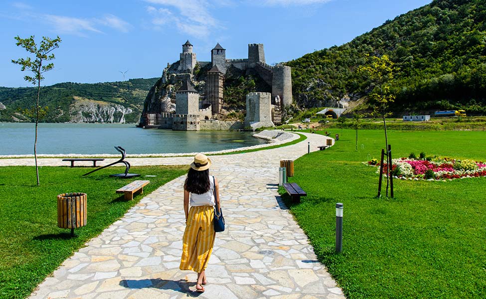 Golubačka tvrđava i devojka koja ga posećuje