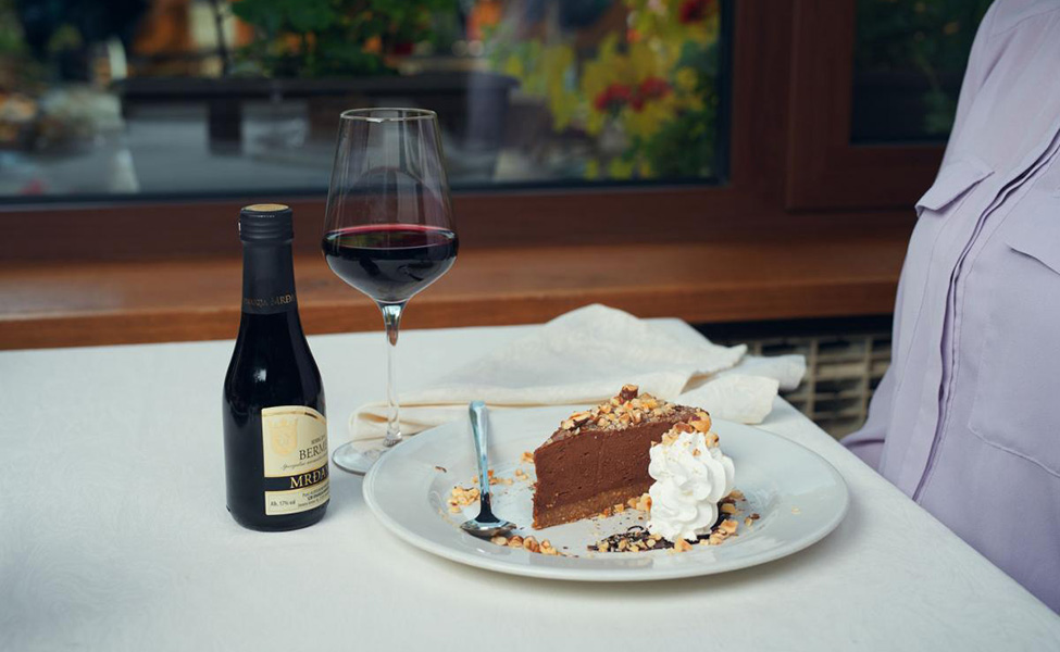 Kolač i vino u restoranu