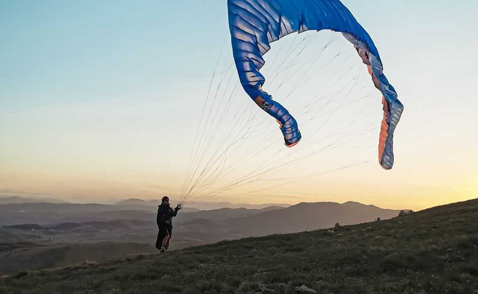 A guy enjoying paragliding