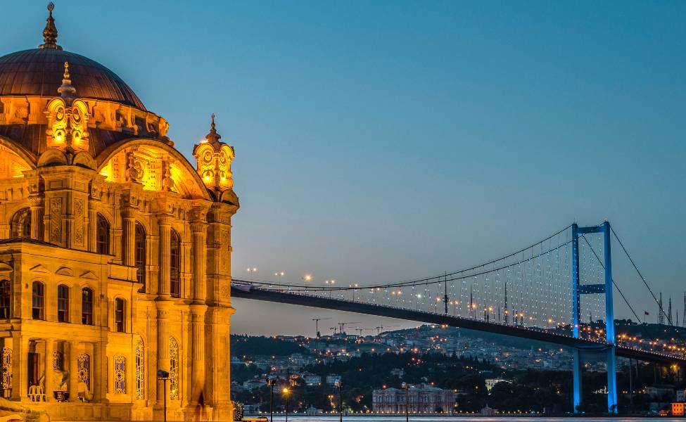 Waterfront mosque in Istanbul 