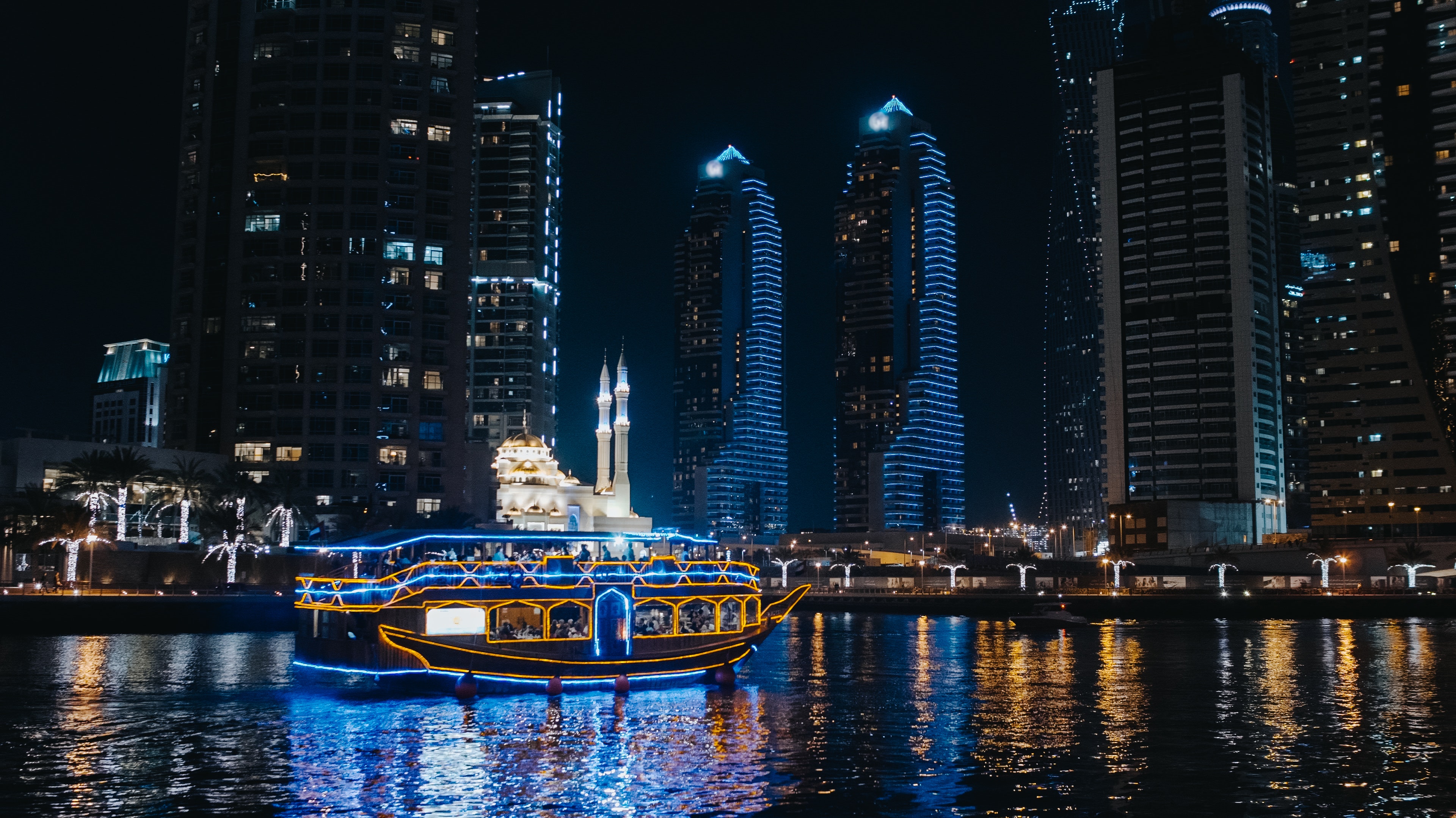 dhow cruise at night in dubai