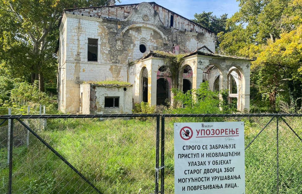 Tabla za upozorenje ispred dvorca Špicer
