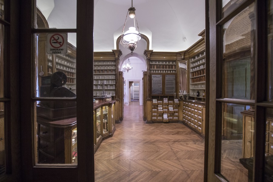 Apoteka na stepenicama